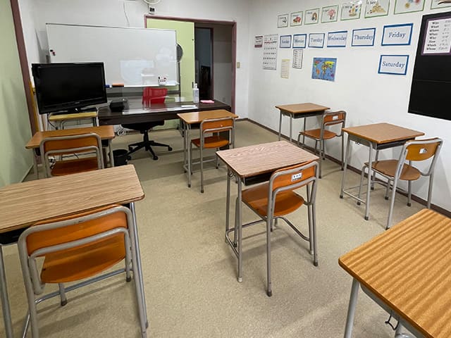 MERRY HOUSEの教室にある机と椅子
