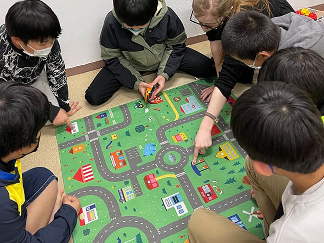 英会話教室でゲームで英語を学ぶ生徒